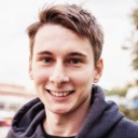 Telegram支持高达20万成员的超级群组和无限订阅者的广播频道，配备完善的权限管理和机器人工具。